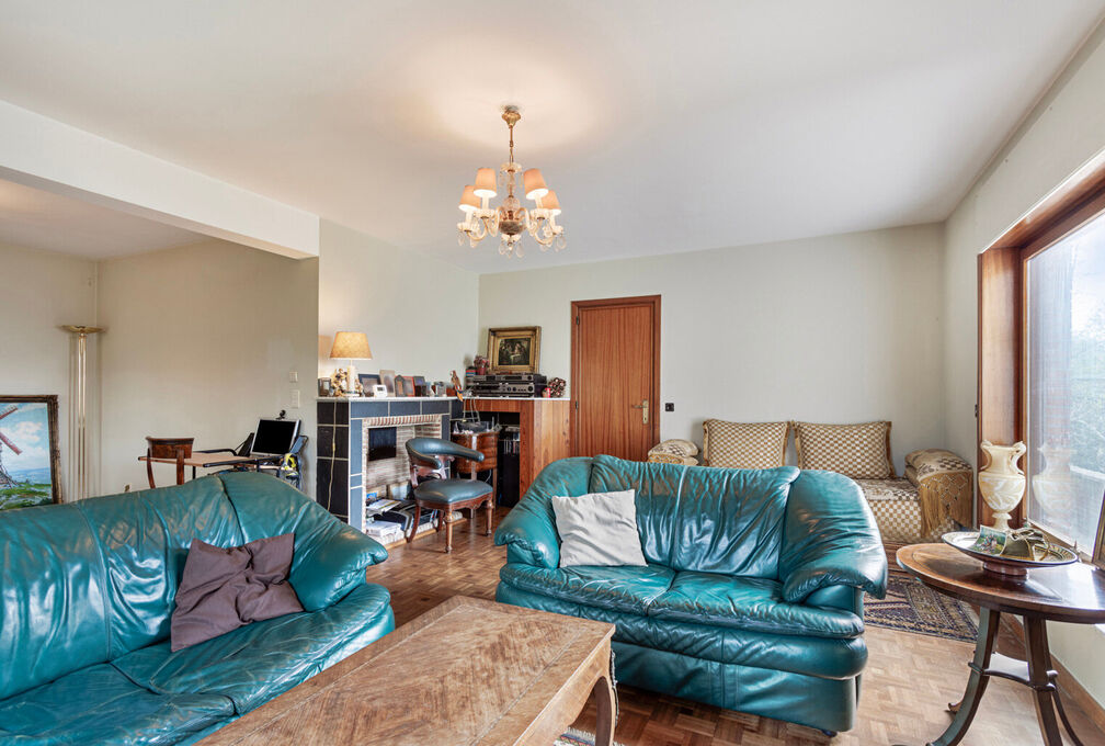 Cette villa +/-209m² (selon PEB) construite en 1966 sur un terrain de 7a09ca offre un cadre de vie exceptionnel avec un beau potentiel et se composant de: 

Sous-sol: Caves de rangements, local téchnique et garage. 

Rez-de-chaussée: Hall d'entrée a