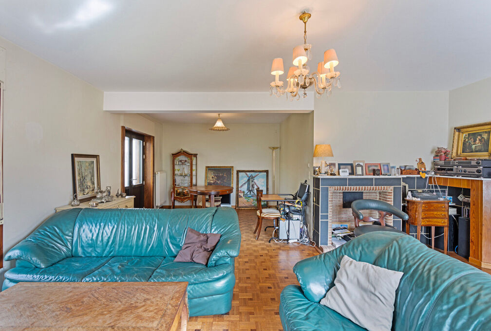Cette villa +/-209m² (selon PEB) construite en 1966 sur un terrain de 7a09ca offre un cadre de vie exceptionnel avec un beau potentiel et se composant de: 

Sous-sol: Caves de rangements, local téchnique et garage. 

Rez-de-chaussée: Hall d'entrée a