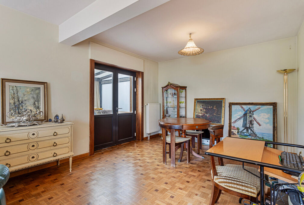 Cette villa +/-209m² (selon PEB) construite en 1966 sur un terrain de 7a09ca offre un cadre de vie exceptionnel avec un beau potentiel et se composant de: 

Sous-sol: Caves de rangements, local téchnique et garage. 

Rez-de-chaussée: Hall d'entrée a