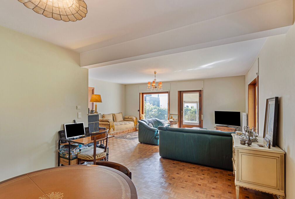 Cette villa +/-209m² (selon PEB) construite en 1966 sur un terrain de 7a09ca offre un cadre de vie exceptionnel avec un beau potentiel et se composant de: 

Sous-sol: Caves de rangements, local téchnique et garage. 

Rez-de-chaussée: Hall d'entrée a