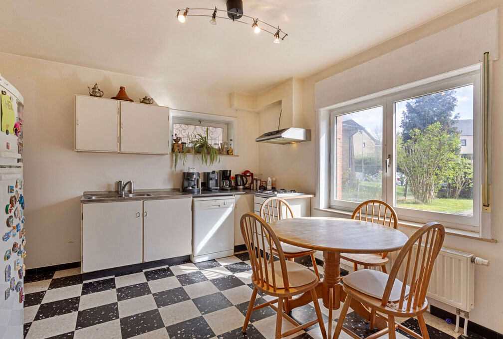 Cette villa +/-209m² (selon PEB) construite en 1966 sur un terrain de 7a09ca offre un cadre de vie exceptionnel avec un beau potentiel et se composant de: 

Sous-sol: Caves de rangements, local téchnique et garage. 

Rez-de-chaussée: Hall d'entrée a