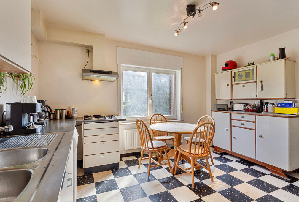 Cette villa +/-209m² (selon PEB) construite en 1966 sur un terrain de 7a09ca offre un cadre de vie exceptionnel avec un beau potentiel et se composant de: 

Sous-sol: Caves de rangements, local téchnique et garage. 

Rez-de-chaussée: Hall d'entrée a