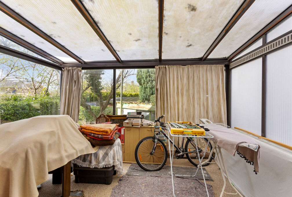 Cette villa +/-209m² (selon PEB) construite en 1966 sur un terrain de 7a09ca offre un cadre de vie exceptionnel avec un beau potentiel et se composant de: 

Sous-sol: Caves de rangements, local téchnique et garage. 

Rez-de-chaussée: Hall d'entrée a