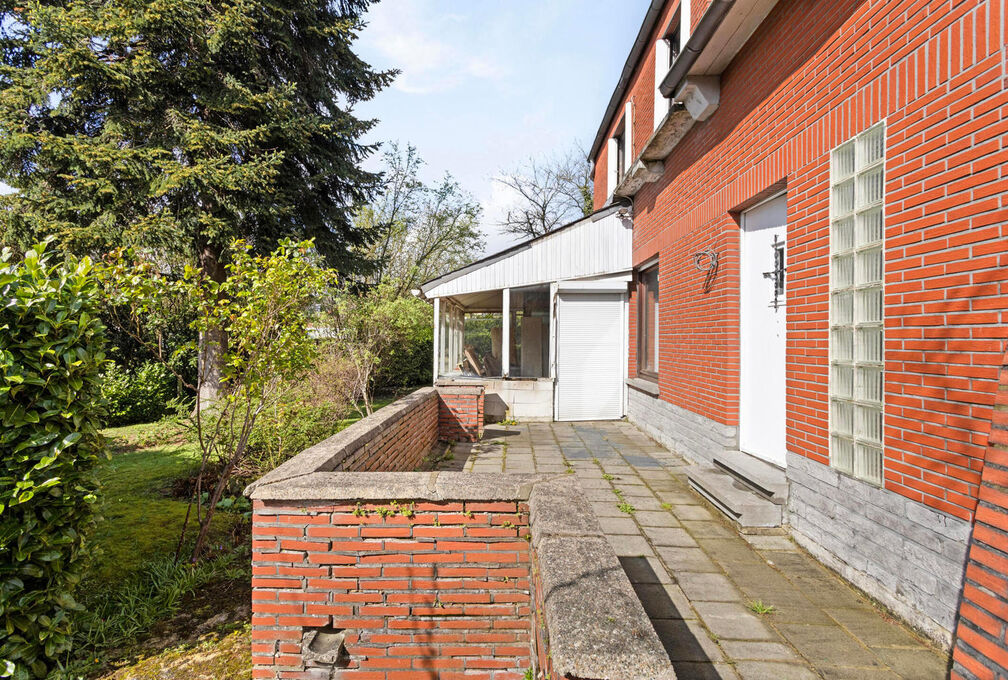 Cette villa +/-209m² (selon PEB) construite en 1966 sur un terrain de 7a09ca offre un cadre de vie exceptionnel avec un beau potentiel et se composant de: 

Sous-sol: Caves de rangements, local téchnique et garage. 

Rez-de-chaussée: Hall d'entrée a