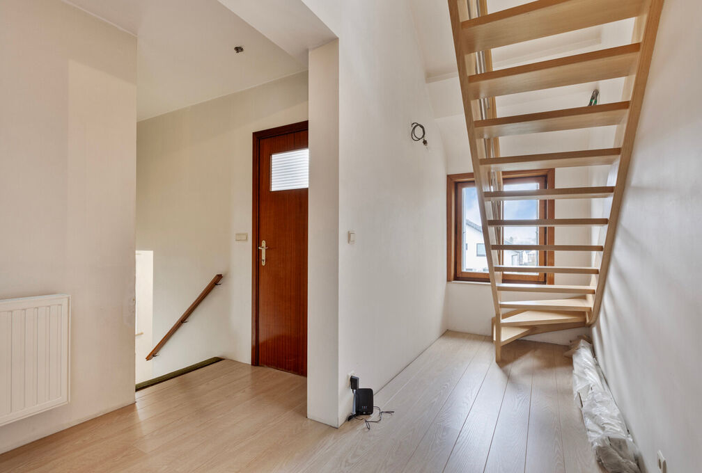 Cette villa +/-209m² (selon PEB) construite en 1966 sur un terrain de 7a09ca offre un cadre de vie exceptionnel avec un beau potentiel et se composant de: 

Sous-sol: Caves de rangements, local téchnique et garage. 

Rez-de-chaussée: Hall d'entrée a
