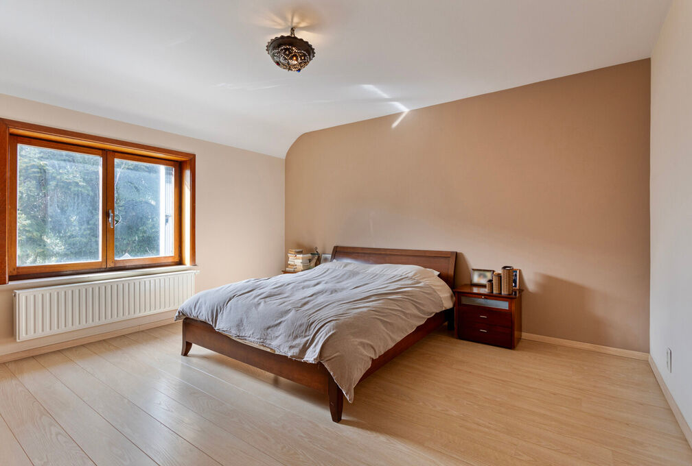 Cette villa +/-209m² (selon PEB) construite en 1966 sur un terrain de 7a09ca offre un cadre de vie exceptionnel avec un beau potentiel et se composant de: 

Sous-sol: Caves de rangements, local téchnique et garage. 

Rez-de-chaussée: Hall d'entrée a
