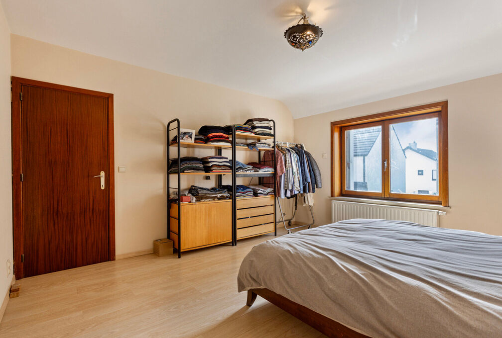 Cette villa +/-209m² (selon PEB) construite en 1966 sur un terrain de 7a09ca offre un cadre de vie exceptionnel avec un beau potentiel et se composant de: 

Sous-sol: Caves de rangements, local téchnique et garage. 

Rez-de-chaussée: Hall d'entrée a