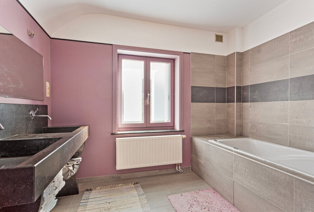 Cette villa +/-209m² (selon PEB) construite en 1966 sur un terrain de 7a09ca offre un cadre de vie exceptionnel avec un beau potentiel et se composant de: 

Sous-sol: Caves de rangements, local téchnique et garage. 

Rez-de-chaussée: Hall d'entrée a