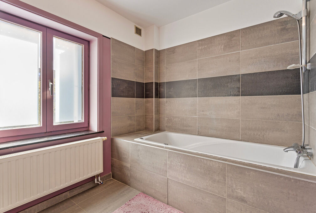 Cette villa +/-209m² (selon PEB) construite en 1966 sur un terrain de 7a09ca offre un cadre de vie exceptionnel avec un beau potentiel et se composant de: 

Sous-sol: Caves de rangements, local téchnique et garage. 

Rez-de-chaussée: Hall d'entrée a