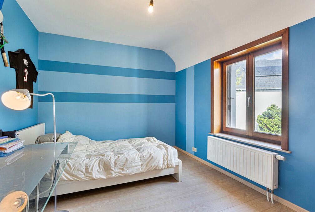 Cette villa +/-209m² (selon PEB) construite en 1966 sur un terrain de 7a09ca offre un cadre de vie exceptionnel avec un beau potentiel et se composant de: 

Sous-sol: Caves de rangements, local téchnique et garage. 

Rez-de-chaussée: Hall d'entrée a