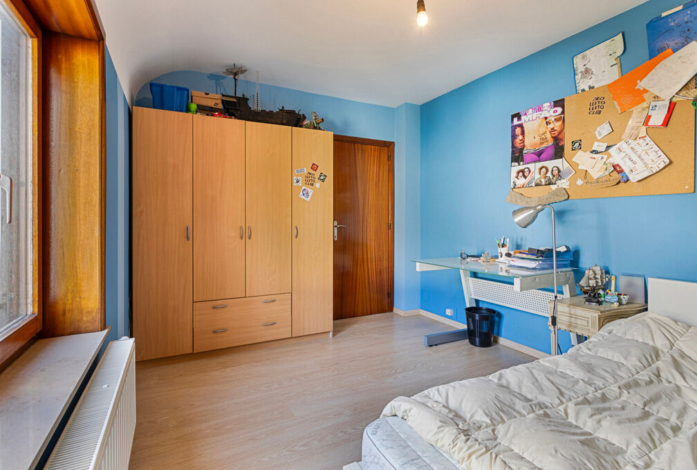 Cette villa +/-209m² (selon PEB) construite en 1966 sur un terrain de 7a09ca offre un cadre de vie exceptionnel avec un beau potentiel et se composant de: 

Sous-sol: Caves de rangements, local téchnique et garage. 

Rez-de-chaussée: Hall d'entrée a