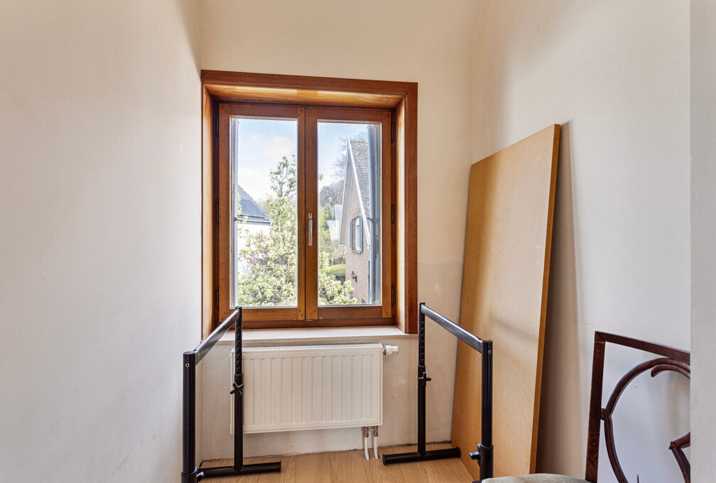 Cette villa +/-209m² (selon PEB) construite en 1966 sur un terrain de 7a09ca offre un cadre de vie exceptionnel avec un beau potentiel et se composant de: 

Sous-sol: Caves de rangements, local téchnique et garage. 

Rez-de-chaussée: Hall d'entrée a