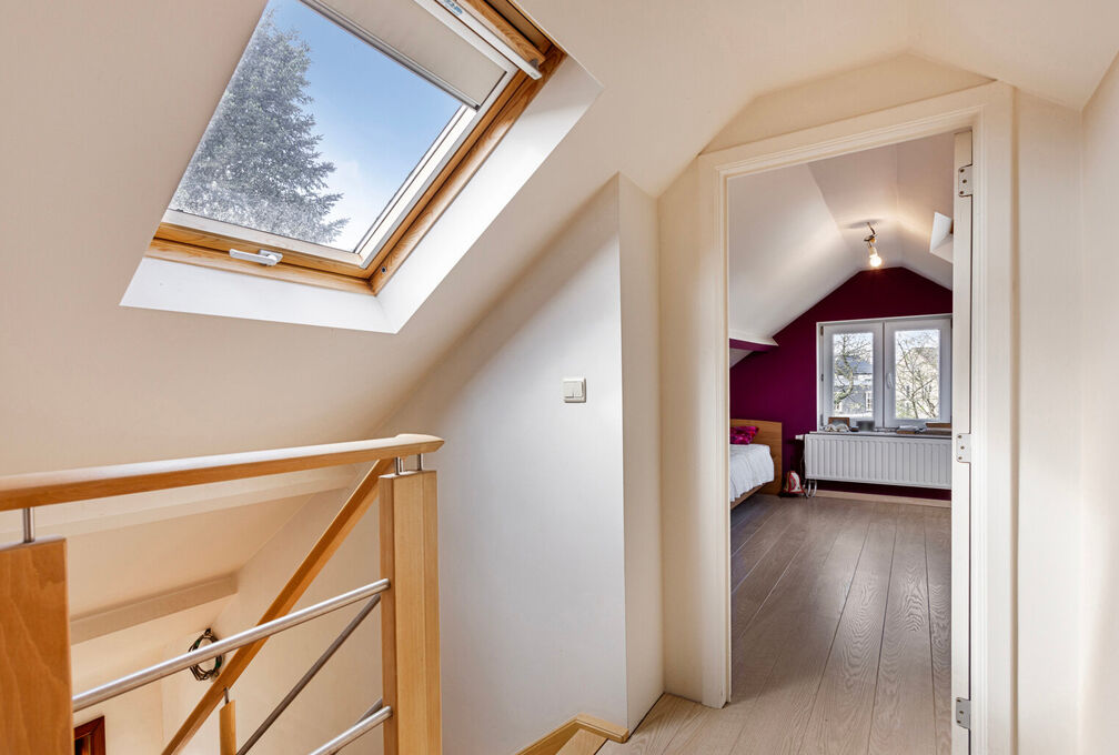 Cette villa +/-209m² (selon PEB) construite en 1966 sur un terrain de 7a09ca offre un cadre de vie exceptionnel avec un beau potentiel et se composant de: 

Sous-sol: Caves de rangements, local téchnique et garage. 

Rez-de-chaussée: Hall d'entrée a