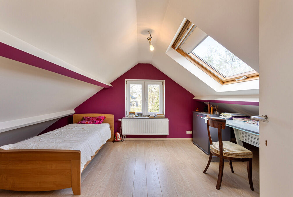 Cette villa +/-209m² (selon PEB) construite en 1966 sur un terrain de 7a09ca offre un cadre de vie exceptionnel avec un beau potentiel et se composant de: 

Sous-sol: Caves de rangements, local téchnique et garage. 

Rez-de-chaussée: Hall d'entrée a
