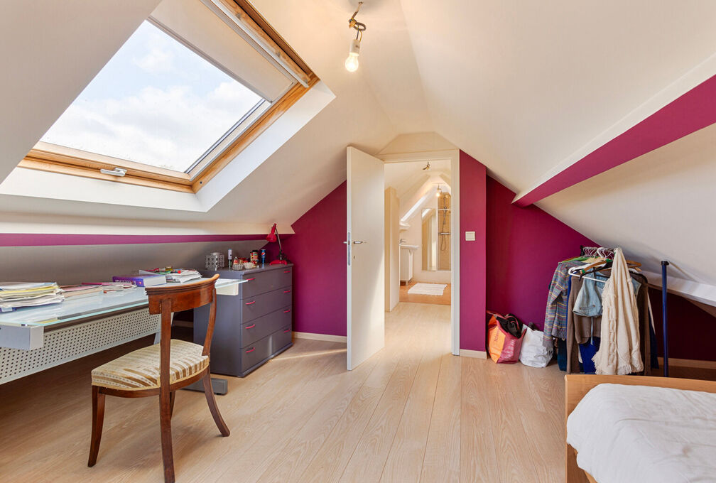 Cette villa +/-209m² (selon PEB) construite en 1966 sur un terrain de 7a09ca offre un cadre de vie exceptionnel avec un beau potentiel et se composant de: 

Sous-sol: Caves de rangements, local téchnique et garage. 

Rez-de-chaussée: Hall d'entrée a