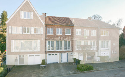 Maxime Real Estate presents a charming house in a quiet area (Chant d'Oiseau) near the parc of Woluwe.

It is centrally located near public transport, schools, shops and has an easy connection to the center of Brussels.

The bel-etage house (+/- 172m² ac