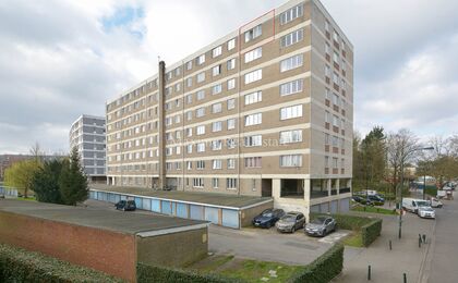 Maxime Real Estate stelt u een goed onderhouden studio voor.

Gelegen tussen het Fallon-stadion/Stokkel en nabij openbaar vervoer, scholen, winkels,...

Deze mooie studio +/-33m² (volgens EPC) is gelegen op de 7e en laatste verdieping en is samengesteld 